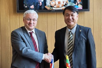 MPEI Rector Nicolay D. Rogalev (left) and His Excellency Ambassador of the Union of Myanmar U Tin Yu during visit to MPEI.