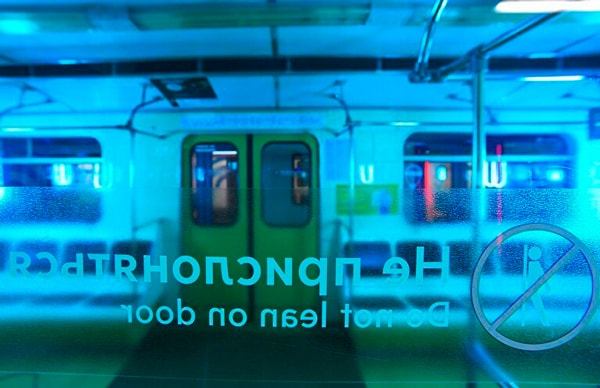 Khử trùng bằng tia cực tím tại tàu điện ngầm Moskva, Nga